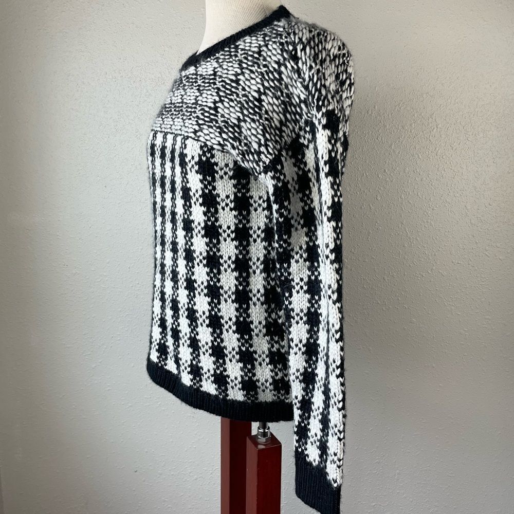 Ann Taylor Black and White Sweater Size M EUC - Picture 3 of 7